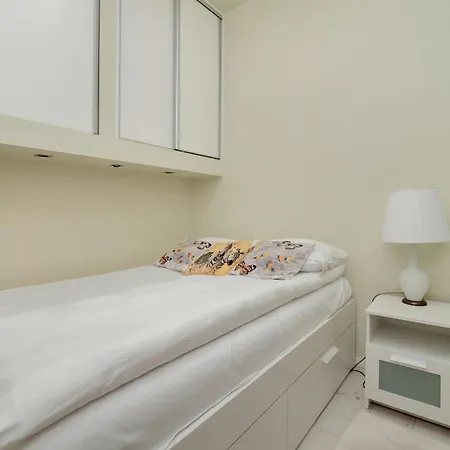 Komfortowy Apartament Z Parkingiem W Lodzi By Renters Apartment